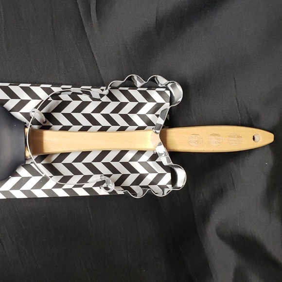 Ciroa "the Bakehouse" Skull and Crossbones Spatula and Cookie Cutter Set - Picture 3 of 5